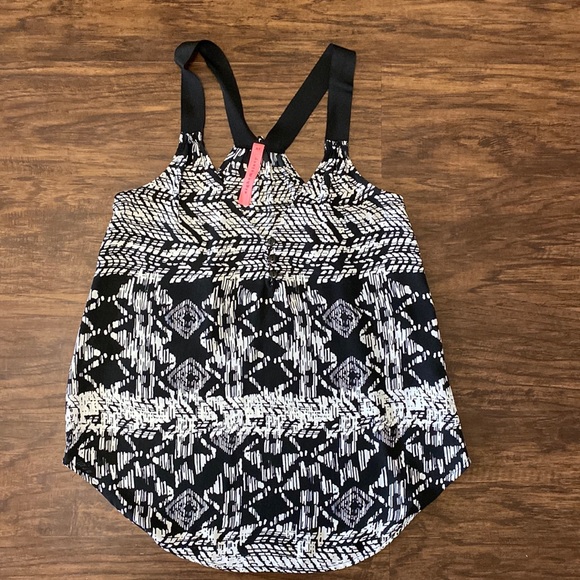 Eight Sixty New Mexico Tank in Black & White - Picture 3 of 9